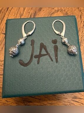 New JAI sterling silver pretty 
Hammered & flower carved Leverback Earrings